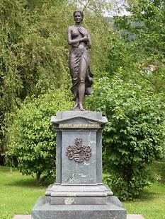 Gräfin Micheline Almeida-Denkmal von Jean Marianne Bremers 2004