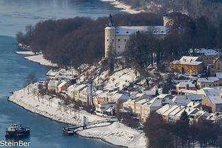 Donaulände mit Schloß