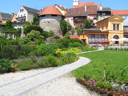 Orangerie, dahinter Burgmauer