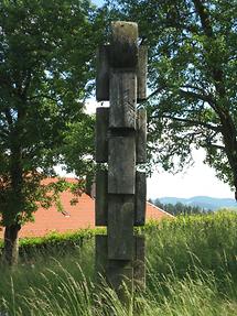 Skulptur neben Kirche