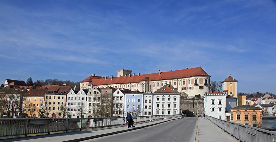 Zwischenbrücke und Schloss Lamberg