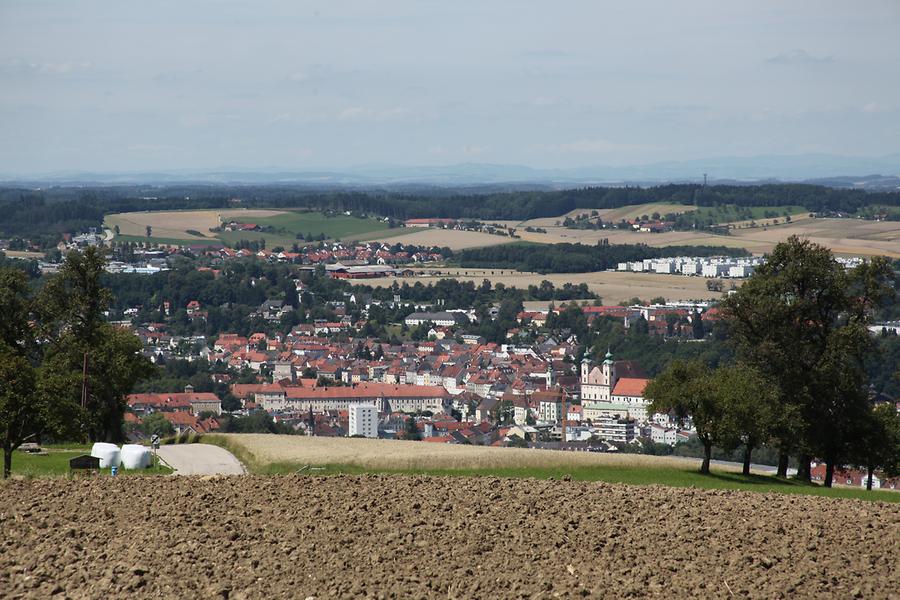 Blick über Schloß Lamberg und Michaelerkirche auf Steyrdorf