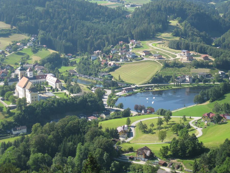 Blick von Heimkehrerkreuzwarte auf ehem. Augustiner-Chorherren-Stift und Badesee