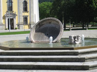 Brunnen vor Stiftskirche
