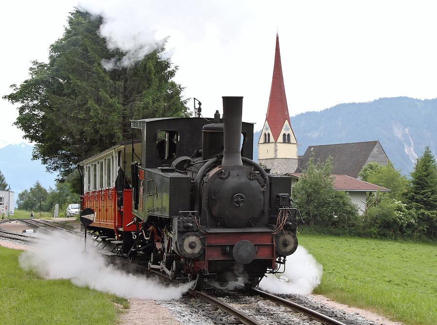 Lok 4 der Achenseebahn zieht ihren Zug vom Bahnhof Eben am Achensee in Richtung Achensee