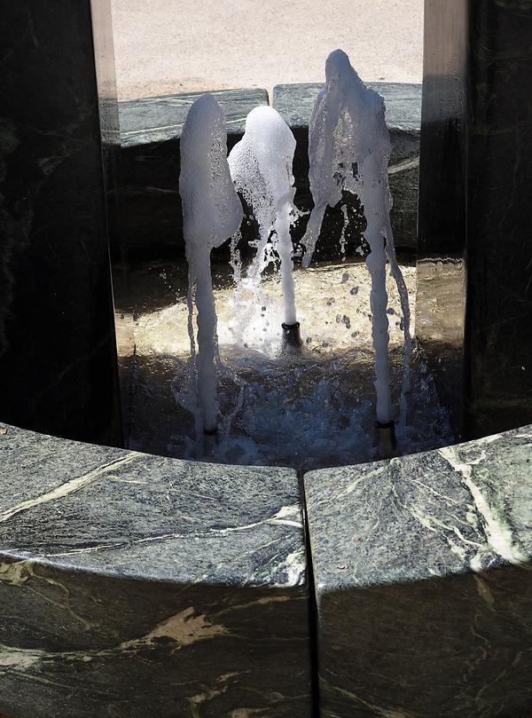 Fontäne beim Brunnen am Landhaus-Platz