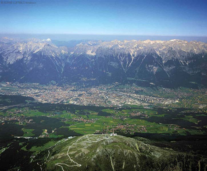 Luftbildaufnahme - Innsbruck mit Nordkette