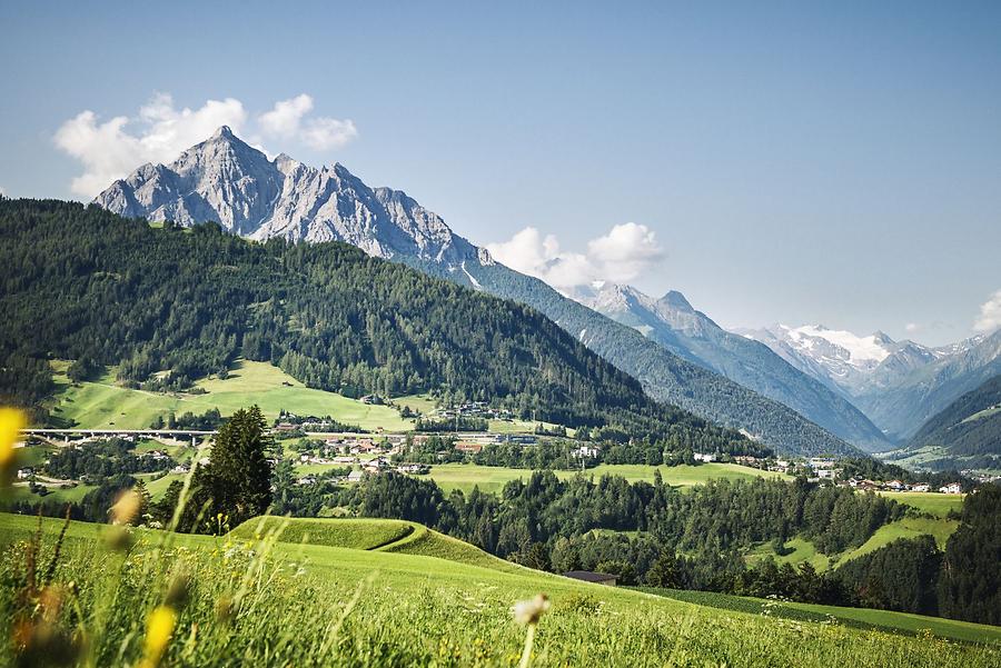 Schönberg im Stubaital mit Serles, © TVB Stubai Tirol , Fotograf: Andre Schönherr