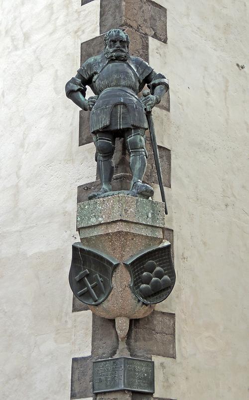 Fuggerhaus. Statue des Jörg von Frundsberg (1473-1528)