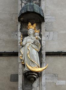 Marienfigur über den Eingang