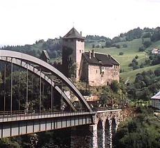 Burg Wiesberg mit Eisenbahnbrücke