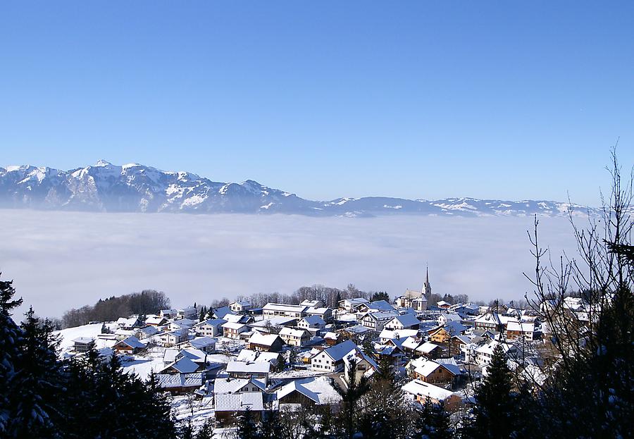 Blick auf den Ort zu den schweizer Bergen - im Rheintel dichter Nebel, Von: F. Böhringer. Aus: WikiCommons 