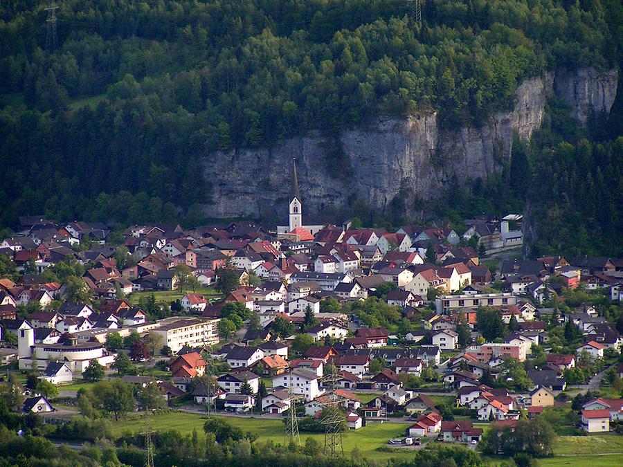 Blick auf den Ort, dahinter Bürser Schlucht