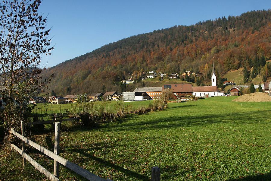 Im Kirchdorf von Bizau