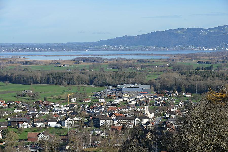 Ortsbild von der Gemeinde Gaißau. Im Hintergrund der Bodensee