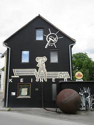 Kunstpfad - Graffito 'Angekettet' von Gustav Troger