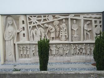 Kunstpfad - Sandsteinrelief 'Geschichte von Bärnbach u Totentanz' von Alfred Schlosser