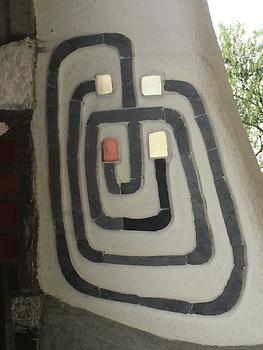 Prozessionsweg - Tor der Urreligionen mit linkem Labyrinth von Friedensreich Hundertwasser