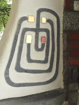 Prozessionsweg - Tor der Urreligionen mit rechtem Labyrinth von Friedensreich Hundertwasser