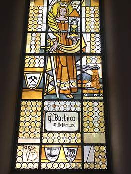 St Barbara-Kirche, Fenster Hl Barbara bitte für uns