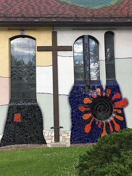 St Barbara-Kirche, Fenster neben Missionskreuz und Rundfenster mit Lebensspirale