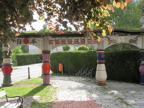 Prozessionsweg - Shintoismus-, Konfuzianismus- und Buddhismus-Tor von Friedensreich Hundertwasser