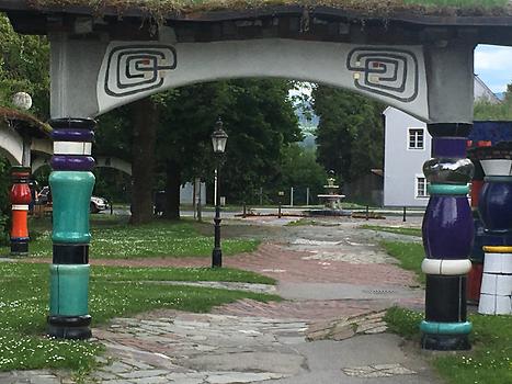 Prozessionsweg - Tor der Urreligionen mit 2 Labyrinthen von Friedensreich Hundertwasser