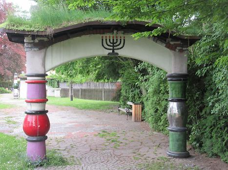 Prozessionsweg - Tor des Judentums von Friedensreich Hundertwasser