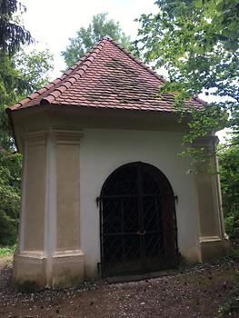 Bärnbach - Karmel, Rosenkranzkapelle, Christus fällt unter dem Kreuz