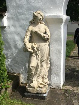 Bärnbach - Karmel, Samariterin-Statue von Philipp Jakob Straub vor dem Kirchhofeingang