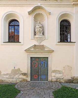 Eingang. Über dem Eingang Stein Pietà (Mitte 18 Jh.)