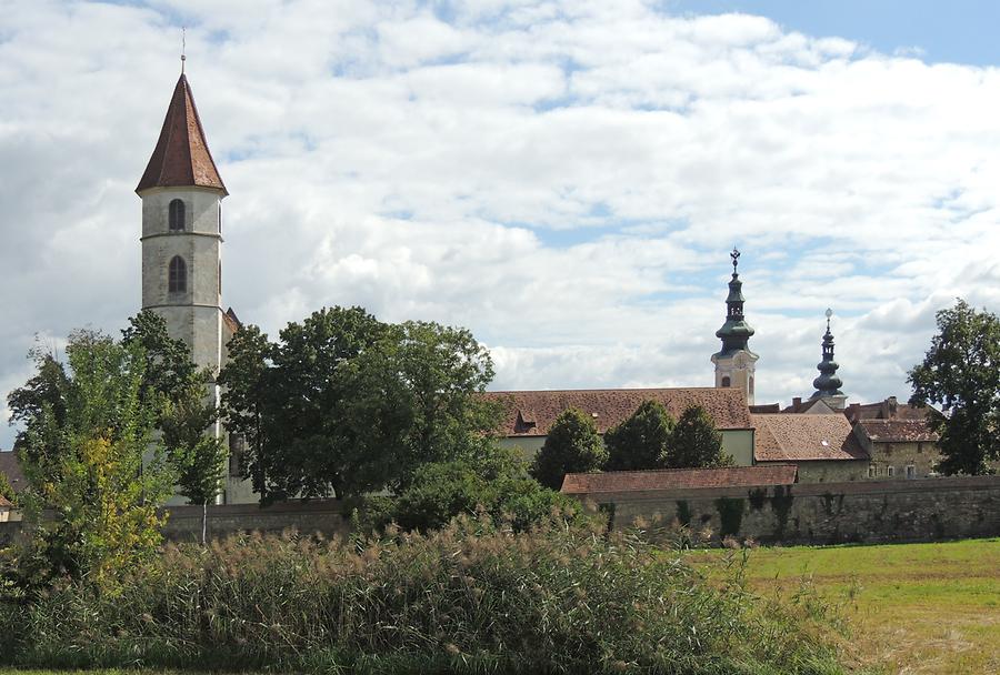 Von der Kurallee her gesehen: Turm der Stadtpfarrkirche, Stadtturm und Turm der Marienkirche