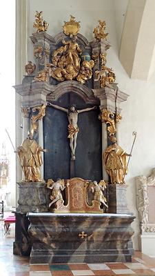 Seitenaltar rechts, mit Kruzifix, um 1759 und Kruzifix um 1510