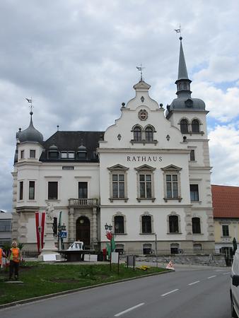 Rathausplatz mit Rathaus