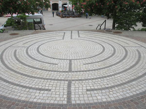 Hauptplatz vor der Stadtpfarrkirche St Laurentius, Labyrinth