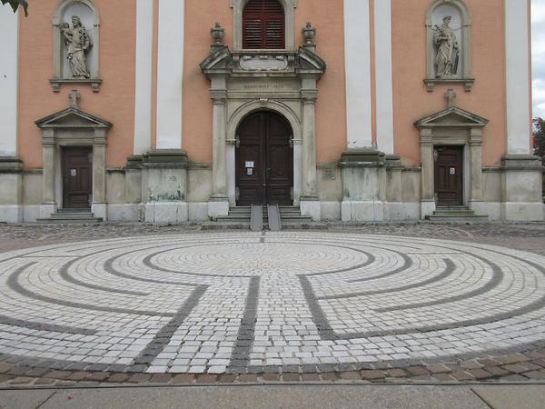 Hauptplatz vor der Stadtpfarrkirche St Laurentius, Labyrinth