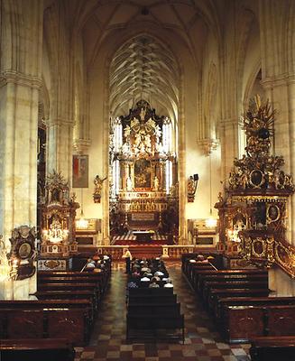 Graz, Dom, Hauptschiff mit Altar