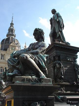 Graz Hauptplatz, Erzherzog Johann Brunnen, Figur ['Enns'|AEIOU/Enns,_Fluss]