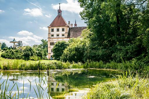 Schloss Eggenberg mit Teich