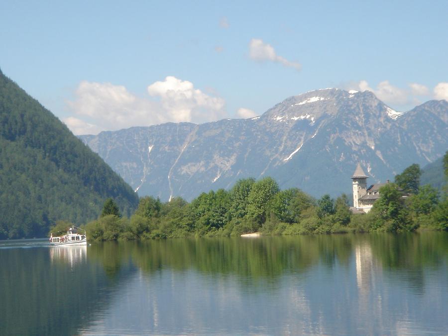 Schloss Grundlsee ist vom Ost und Südufer gut zu sehen. Photo: H. Maurer, 2018