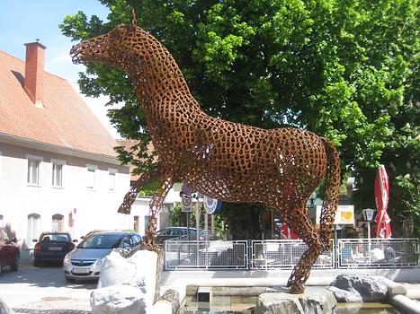 Der Hauptplatz von Köflach - Pferde-Plastik von Heimo Fellinger, 2016