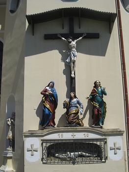 Franziskanerkloster - Kreuzigungsgruppe im Kirchhof