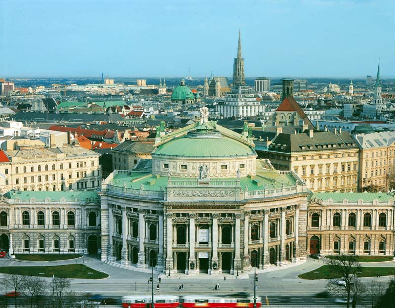 Burgtheater - Ringstraße mit Blick auf die Innenstadt