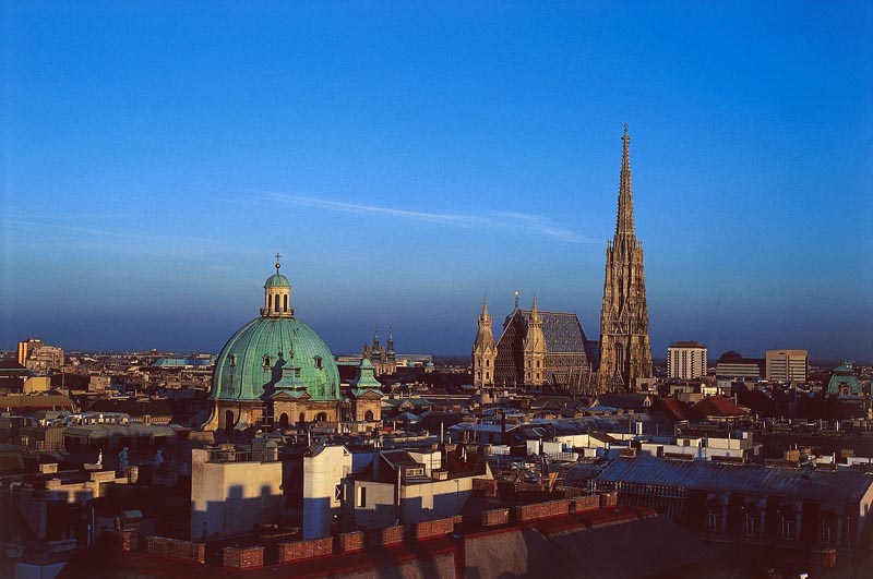 Innenstadt mit Stephansdom und Kuppel der Peterskirche