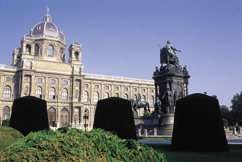 Naturhistorisches Museum davor Denkmal Kaiserin Maria Theresia