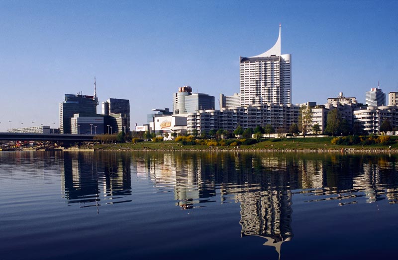 Neue Donau mit Hochhäusern in Kagran