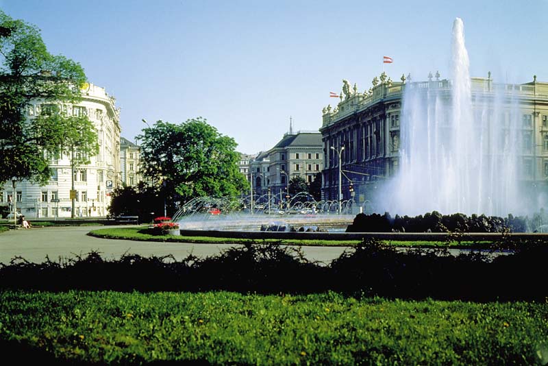 Schwarzenbergplatz mit Hochstrahlbrunnen