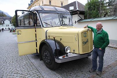 Herbert Werner mit seinem Bus