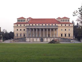 Ansicht der Rückseite vom Schlosspark aus, Foto: Clemens. Aus: WikiCommons unter CC 