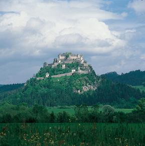 Burg Hochosterwitz Kärnten Österreich liegt auf dem begrünten Dolomitenfels östlich von St. Veit an der Glan. Photographie. Um 1999., © IMAGNO/Gerhard Trumler